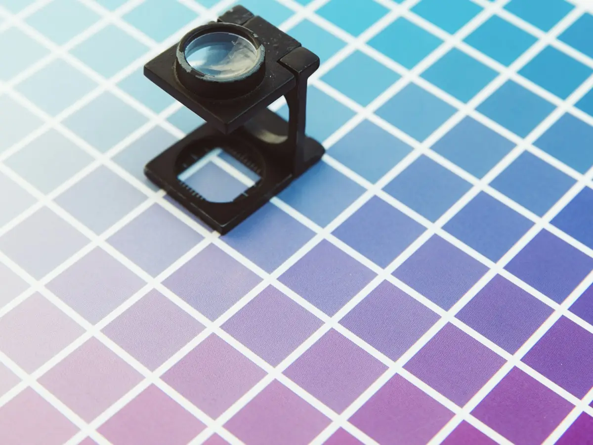 Cuentahílos revisando una prueba de color impresa